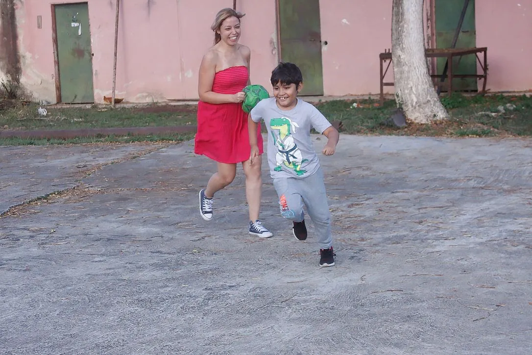 mat y jomy jugando pelota.jpg