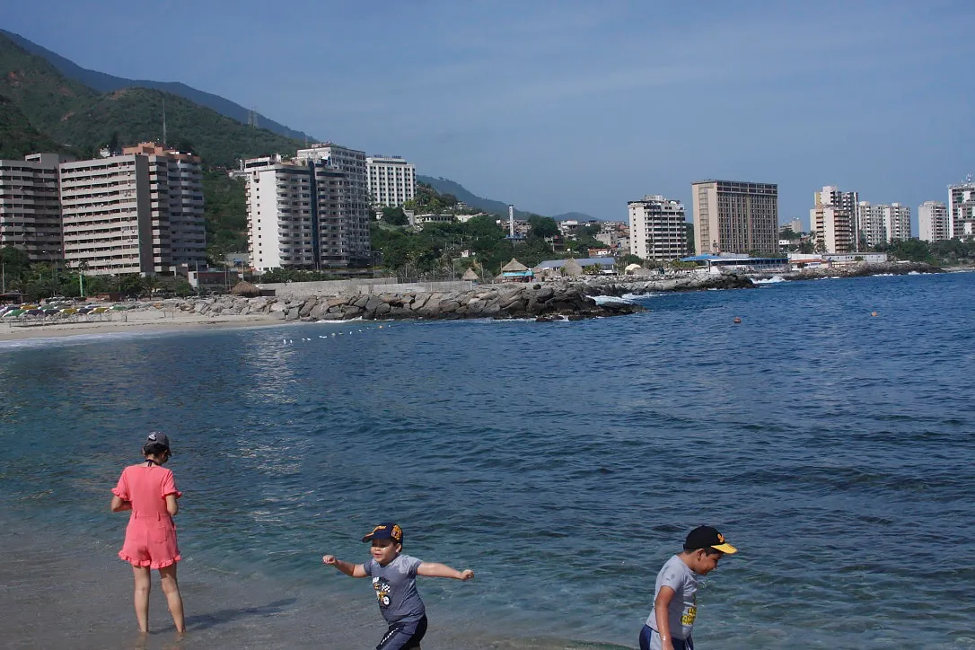 los niños y Tibi en el mar.jpg