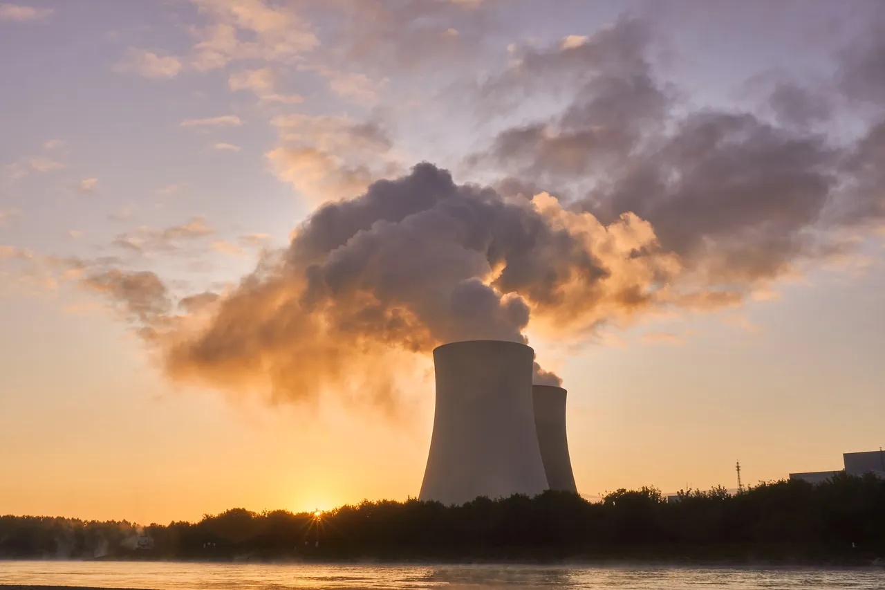 nuclear-power-plant-4535760_1920.jpg