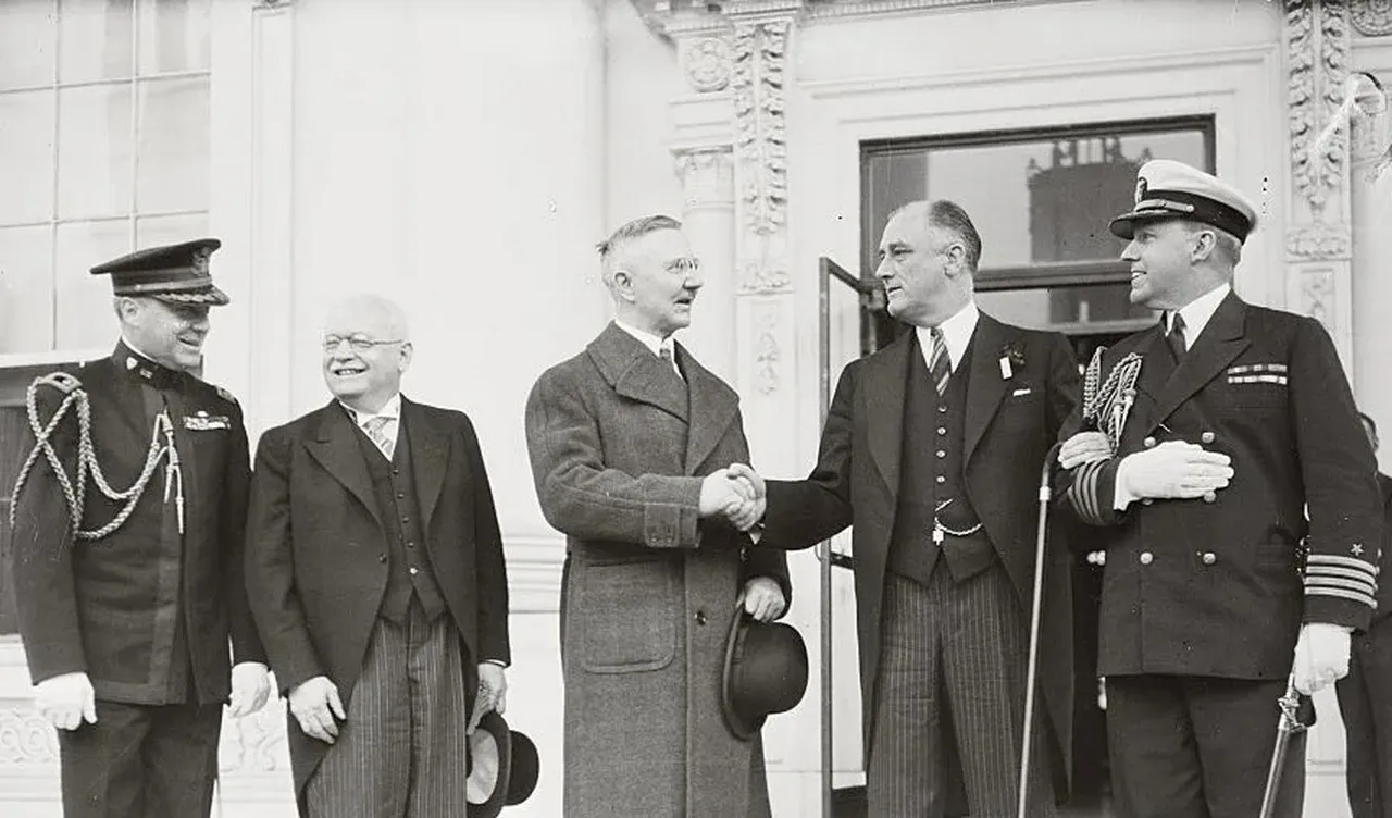 Hjalmar-Schacht-and-Franklin-Roosvelt-Washington-1930s.jpg