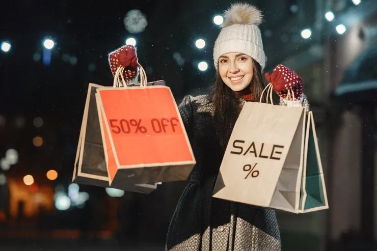 retrato-noche-al-aire-libre-mujer-joven-bolsas-compra_1157-45926.jpg