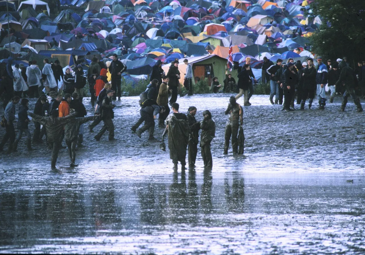0_Glasto-mud-1997-2.jpg