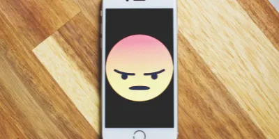 Teléfono móvil con emoticón enojado