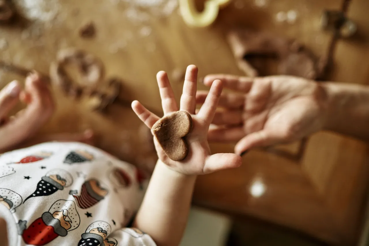 cookies and child and parent.jpg