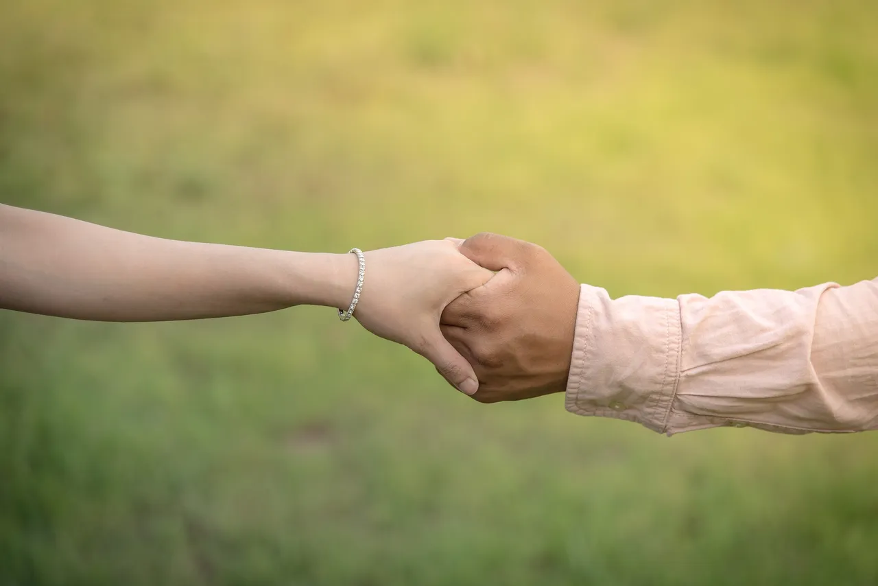 hand-g41387397f_1920.jpg