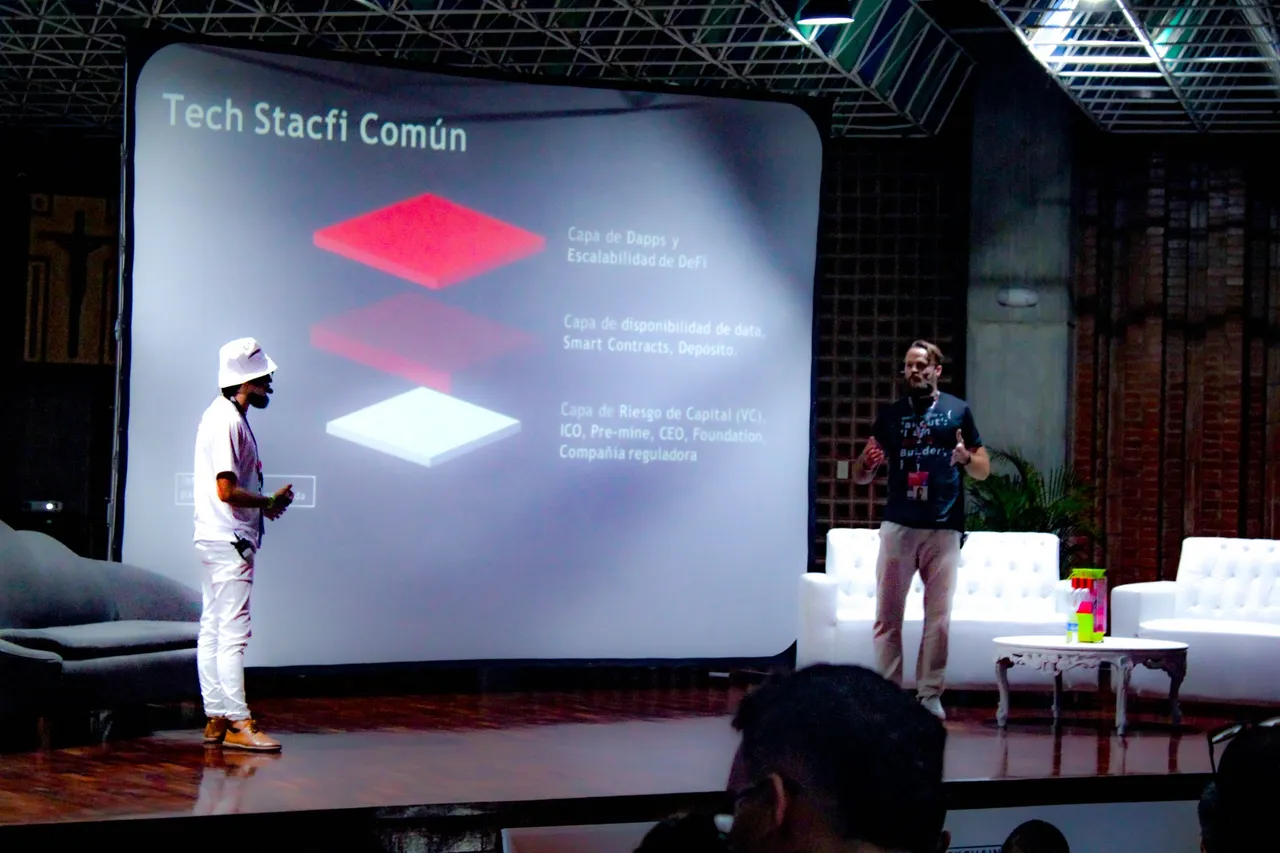 @ilaz y @starketz en el escenario, Ilaz traducía en español y Matt conversaba sobre las capas de la blockchain Hive - @ilaz and @starketz on stage, Ilaz translated in Spanish and Matt talked about the Hive blockchain layers.