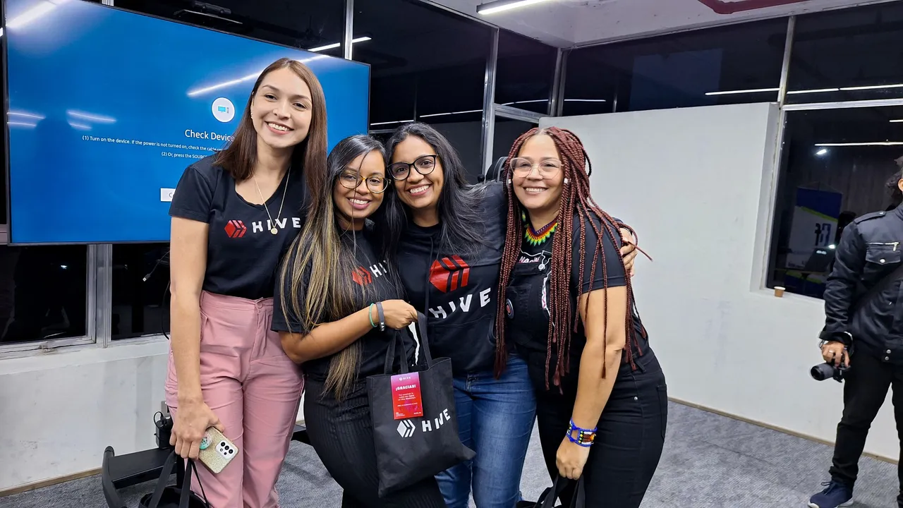 Hivers después de recibir sus merch de Hive - Hivers after receiving their Merchandising from Hive Workshop at Caracas Blockchain Week, 2023 - @samgiset, @madefrance, @luvilozada, @zullyscott