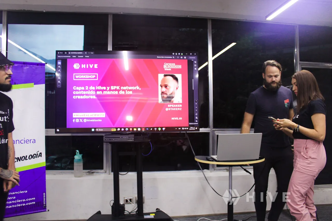 Tras cámaras mientras @samgiset la host del evento conversaba con Starketz, entregando la merch de Hive a los asistentes del Workshop y al team de Hive - Behind the scenes as @samgiset the host of the event talked with Starketz speaker at the Workshop