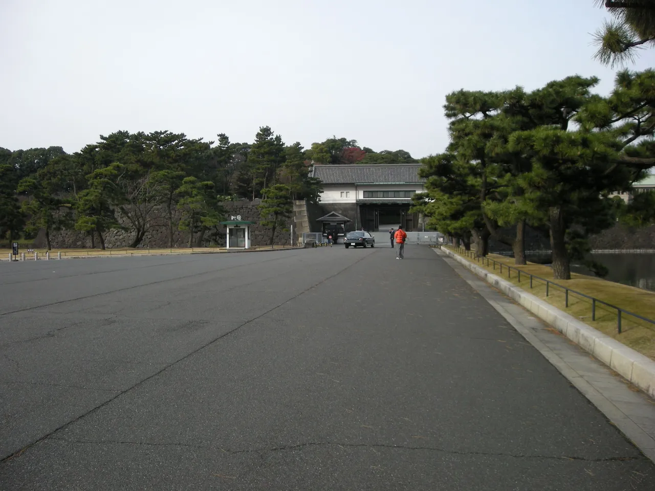 220-Toyota President goes into the Palace.JPG