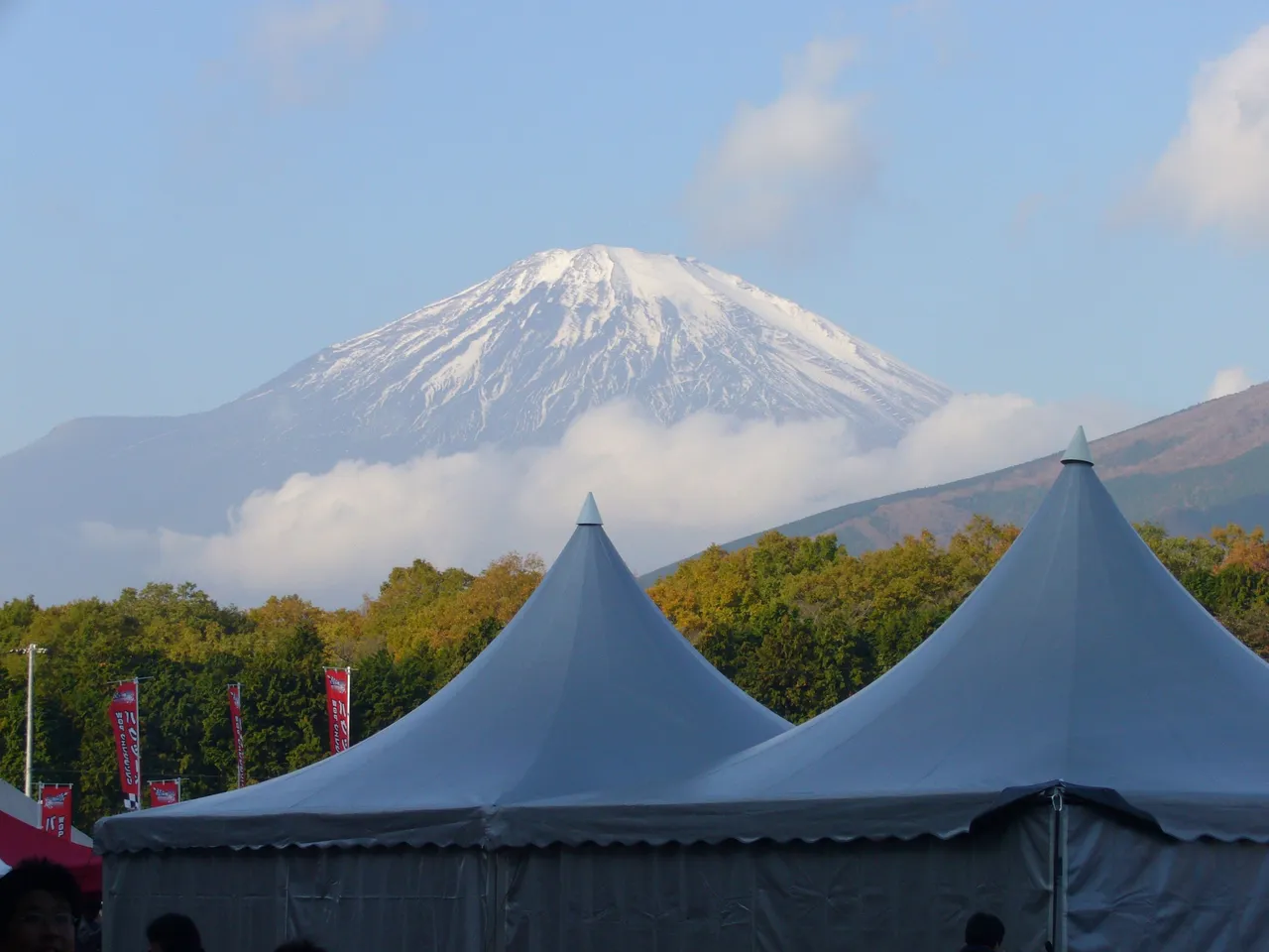 220 - It is called 富士スピードウェイ (Fuji Speedway) for a reason.