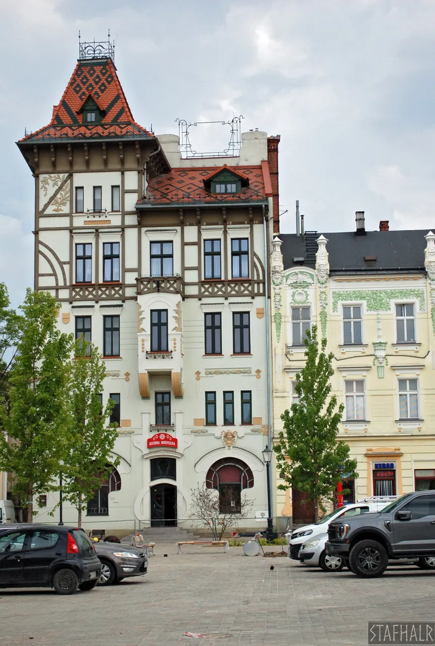 Charakterystyczna Kamienica pod Żabami. | The characteristic "tenement house under the frogs".