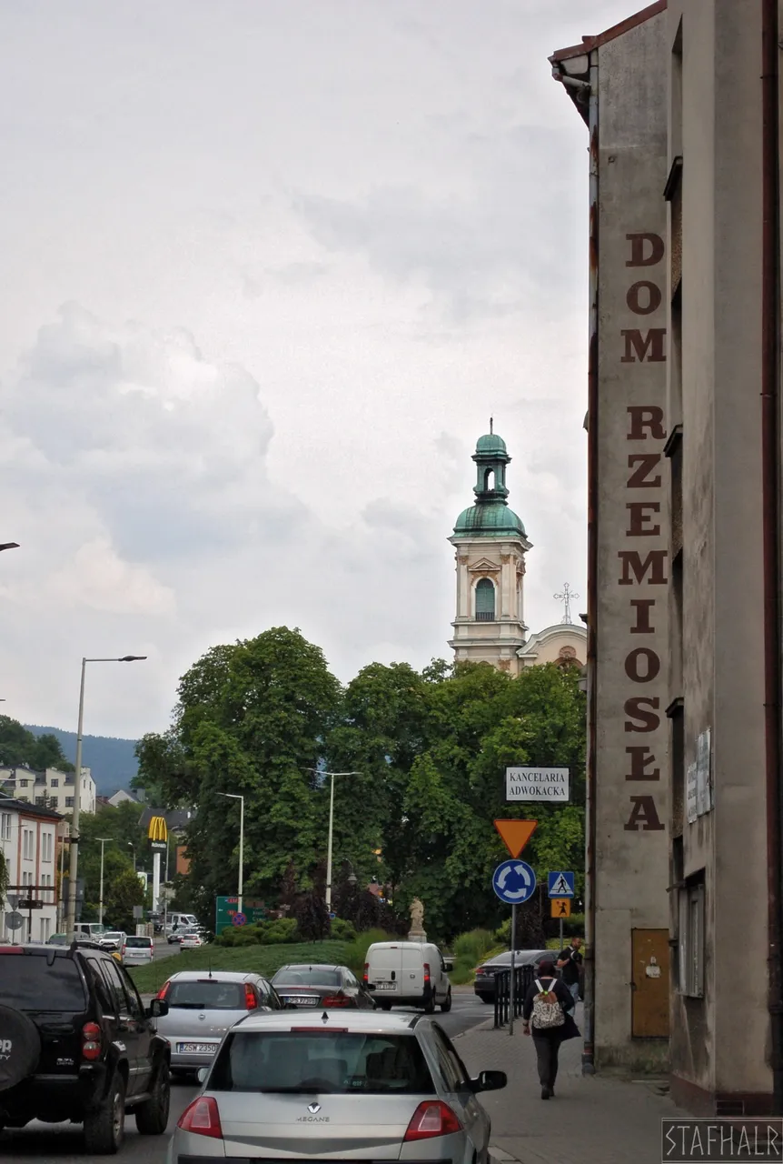 A na budynku obok "Dom Rzemiosła" - kolejny relikt dawnych czasów. | And on the building next to it is the "Craft House" - another relic of old times.