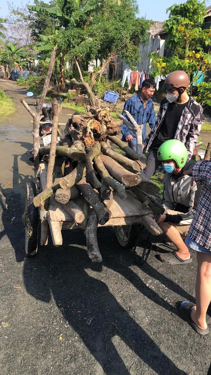 Photos from our trip to collect firewood from the homes of the volunteer students who helped us.