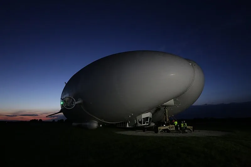 Airlander_-_On_Mast_at_Sunrise.jpg