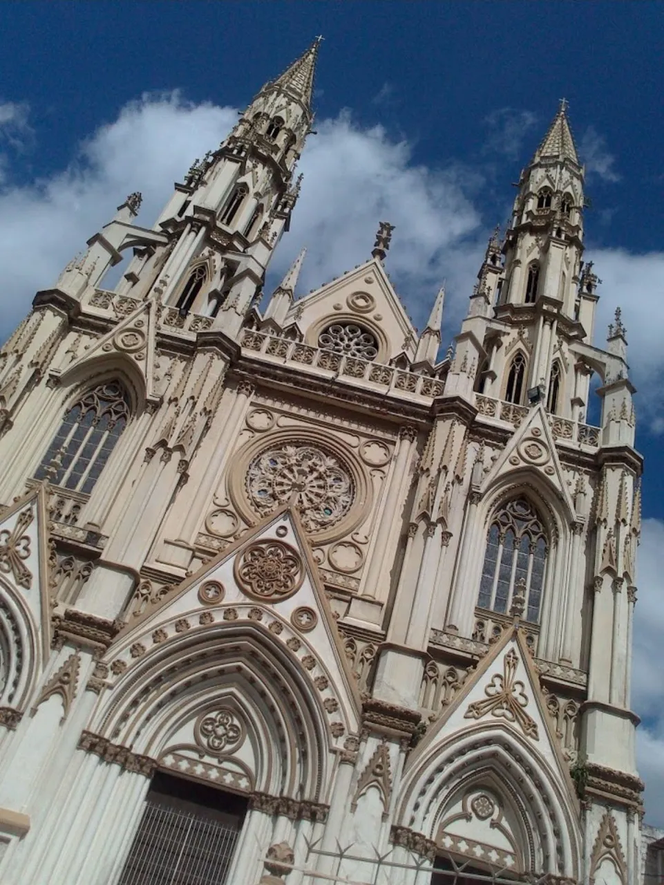 Fachada Ppal Iglesia Los Palos Grandes.jpg