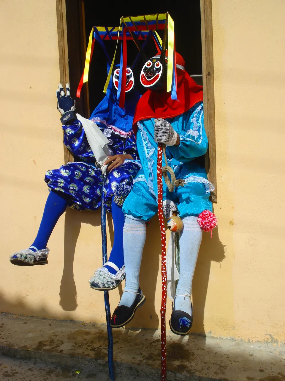 dos diablos sentados en una ventana.jpg