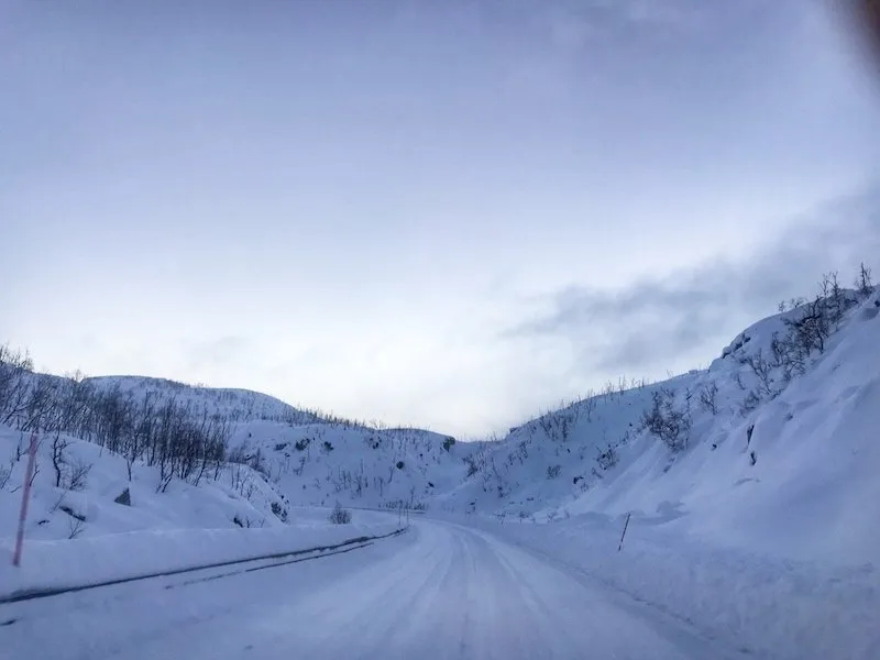 reise-ans-nordkapp-und-zurück-rebeccaontheroof-schnee-straße