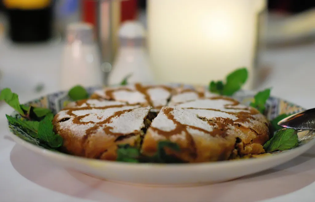 Pastilla_marocaine_recouverte_de_sucre_glace.jpg