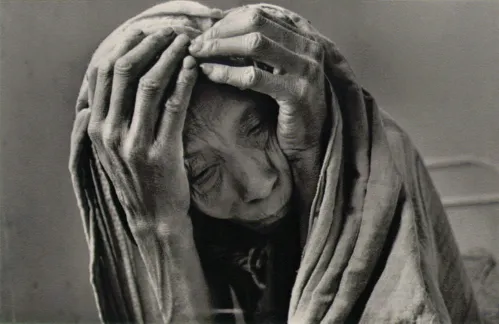 8.-SEBASTIAN-SALGADO.-Mujer-desnutrida.-1985.png