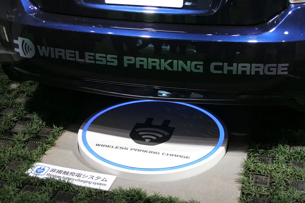 Electric_car_wireless_parking_charge_closeup.jpg