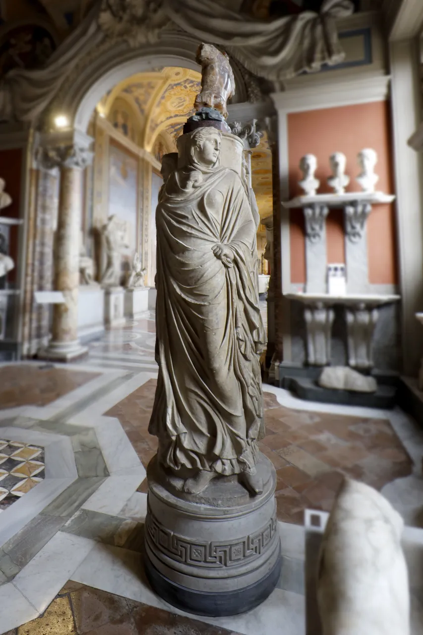 Tre figure addossate a una colonna, inv. 777, 1 sec. a. C. — Fabrizio Garrisi, CC BY-SA 4.0, via Wikimedia Commons