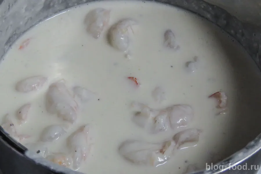 Tagliatelle with shrimp in a creamy sauce