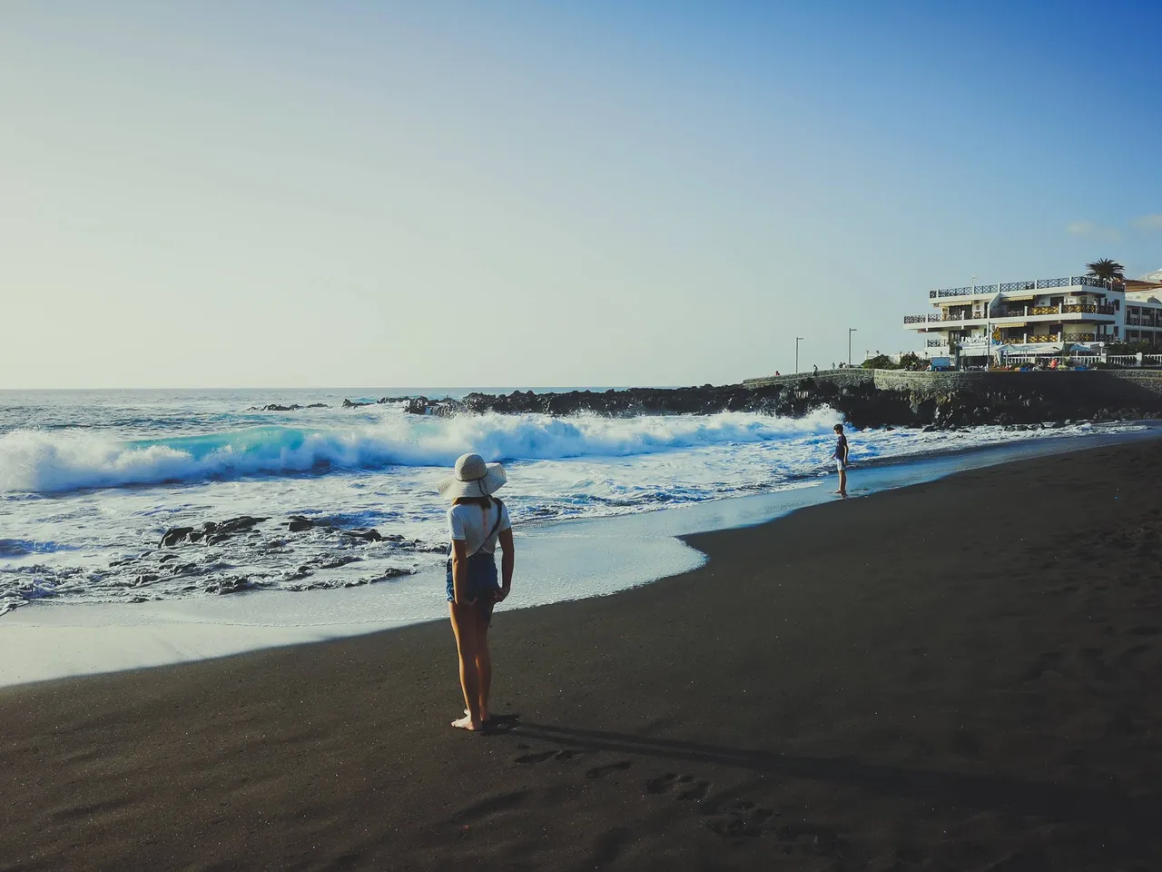 The first glimpse of a fresh warm sea during winter is unforgettable. Photo by Alis Monte [CC BY-SA 4.0], via Connecting the Dots