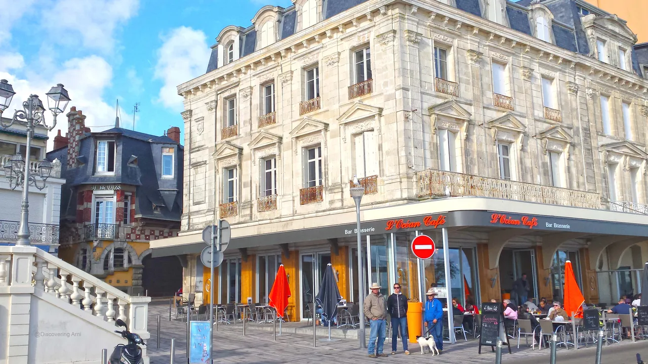 Take the small alley at the corner of L'Océan Cafe