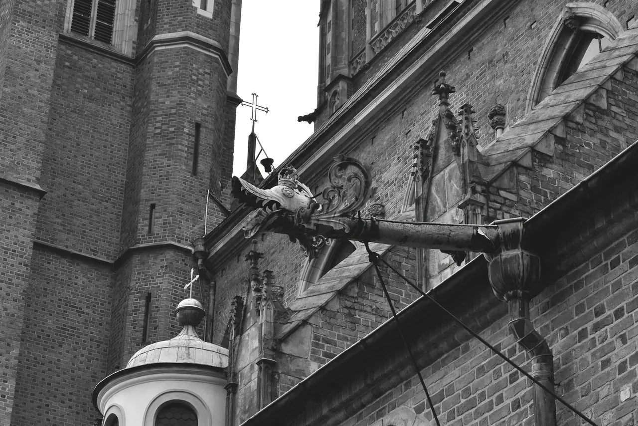 wroclaw buildings bw.jpg