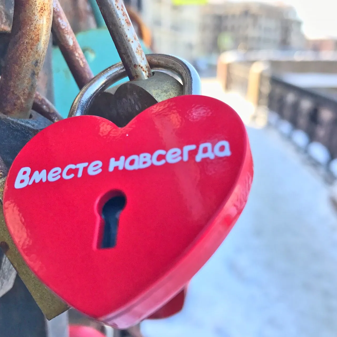 Карта петербурга поцелуев мост. Поцелуев мост в Санкт-Петербурге. Поцелуев мост замочки. Замки на Поцелуевом мосту. Замок для влюбленных.