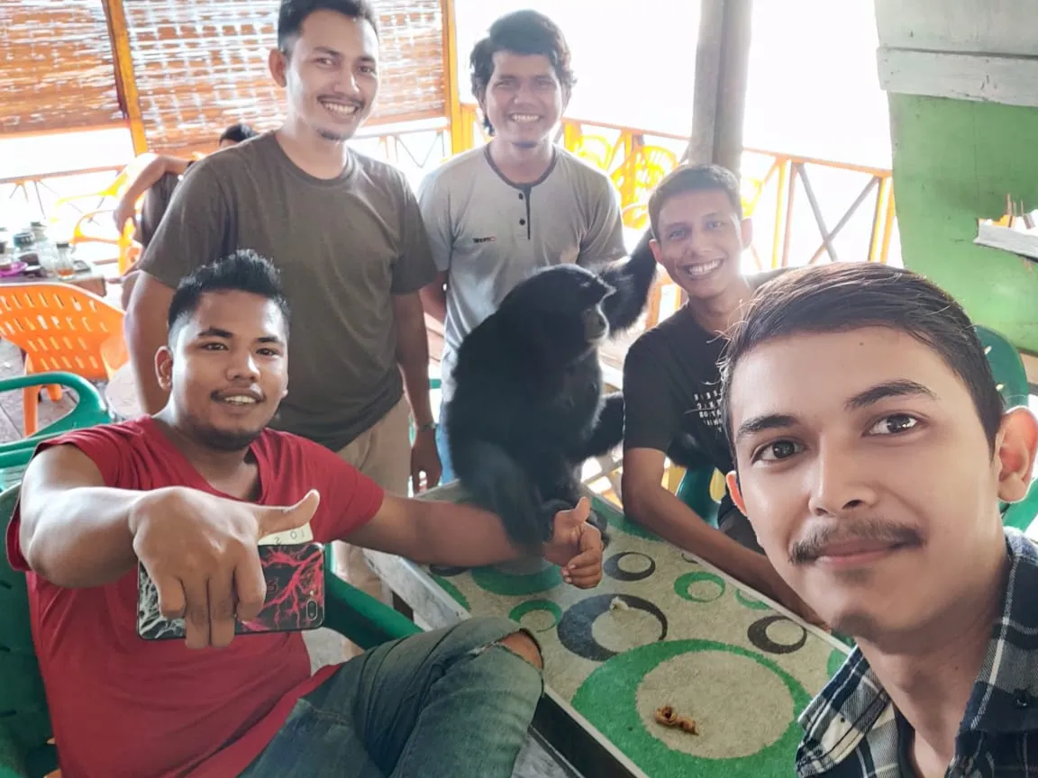 Take a wefie with siamang