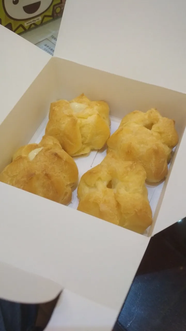 We may not find rea Durians here, but the puffs are super nice!