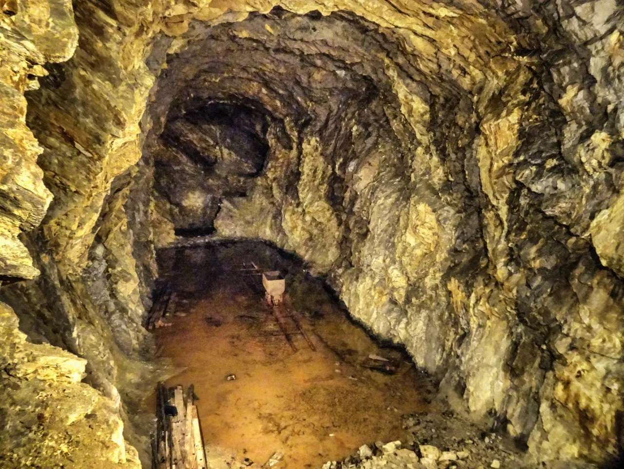 Dark tunnels with tools from the history