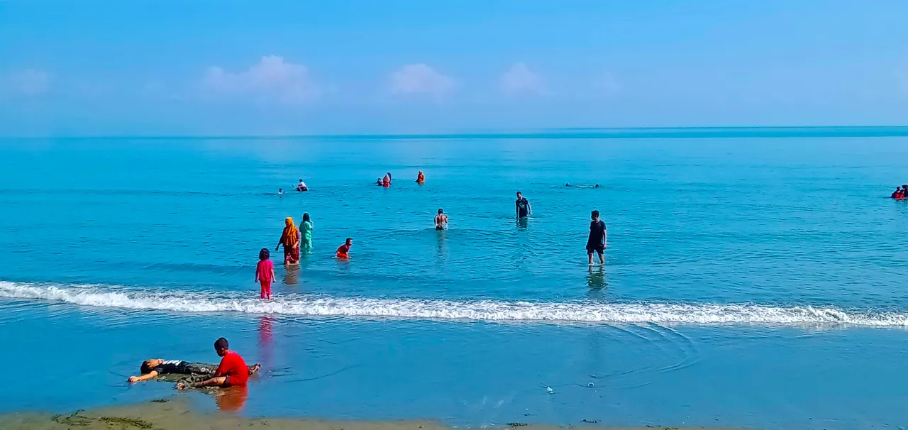 Sleep on the beach and take a bath in the sea