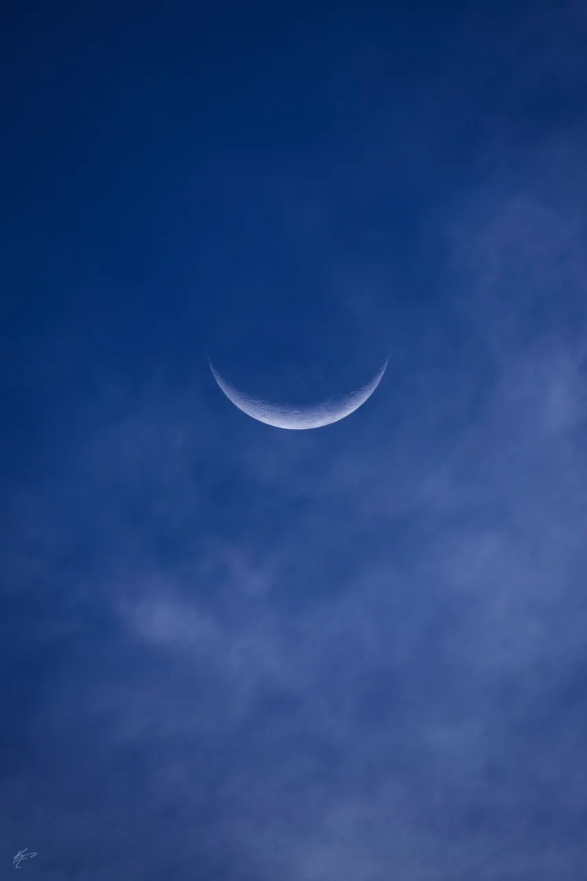 2024-04-11 - The Moon - 10pc Waxing Crescent In Early Evening + watermark.jpg