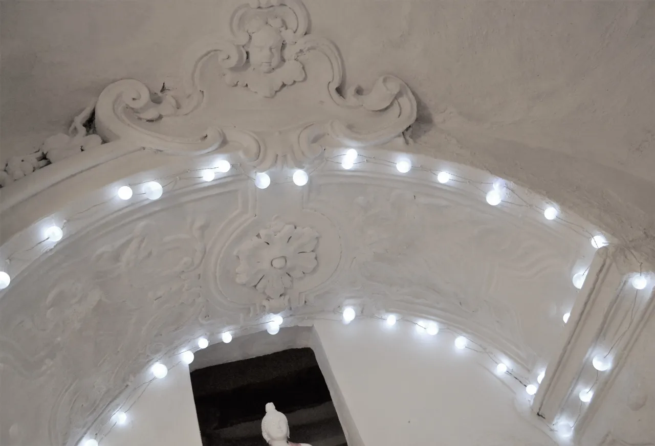 kitchen - larder stucco arch with angel.JPG