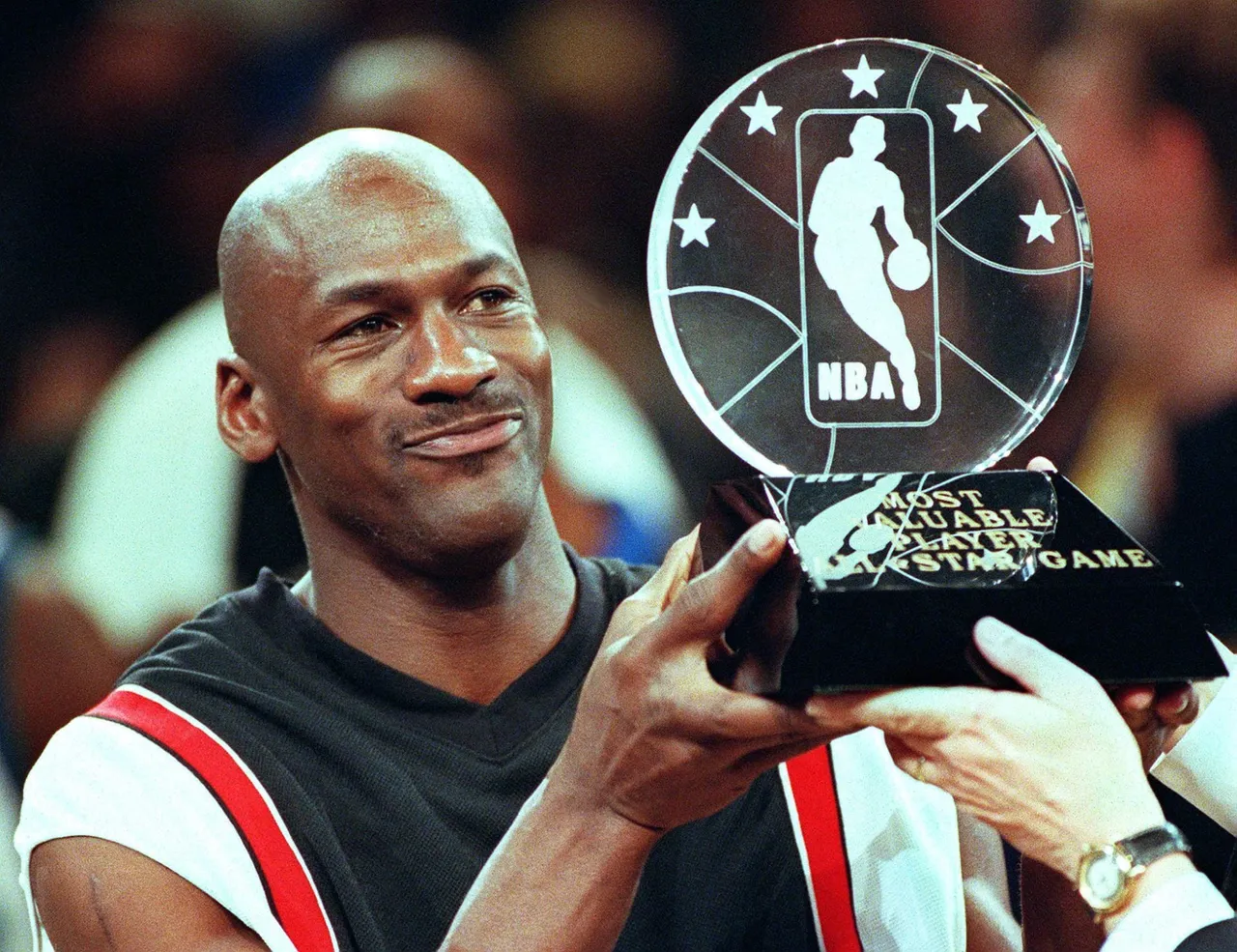 michael-jordan-mvp-madison-square-garden-1998-getty.jpg