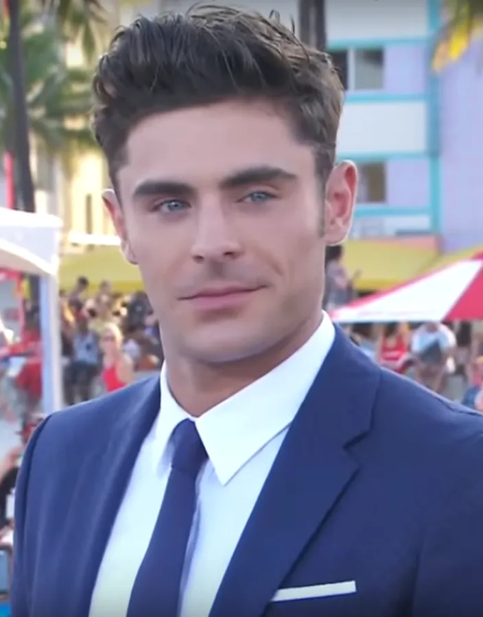 Zac_Efron_on_the_red_carpet_of_the_Baywatch_in_Miami_02.png