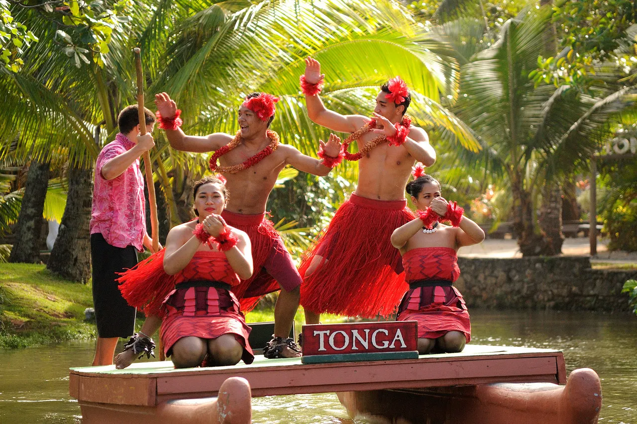 Polynesian_Cultural_Center_-_Canoe_Pageant_(8329431444).jpg