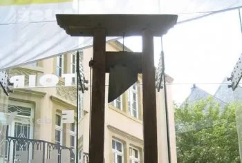 guillotine.jpg