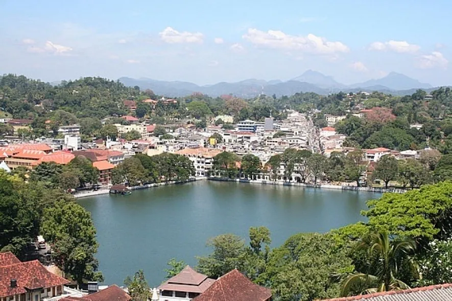 Kandy_Lake.jpg