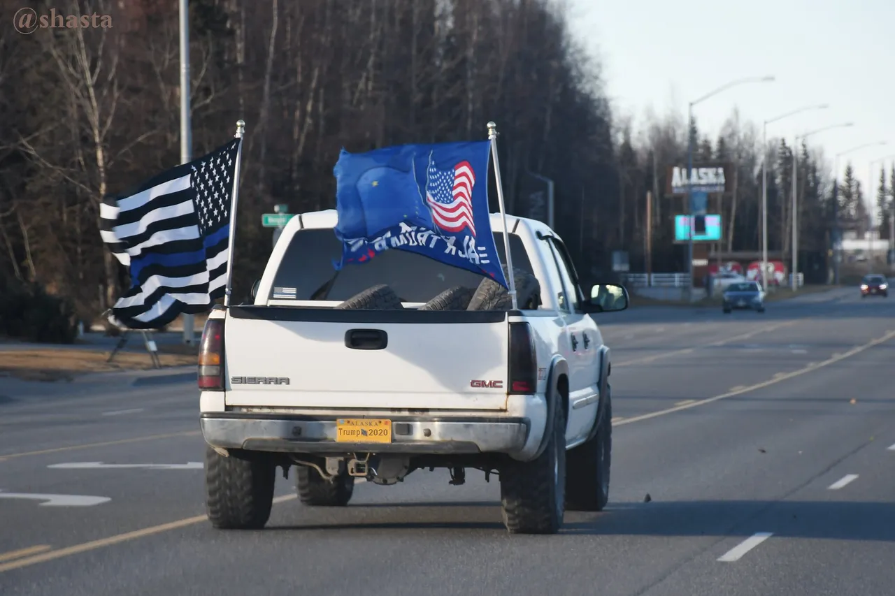 shasta2020oct29th47truckflags2io.jpg