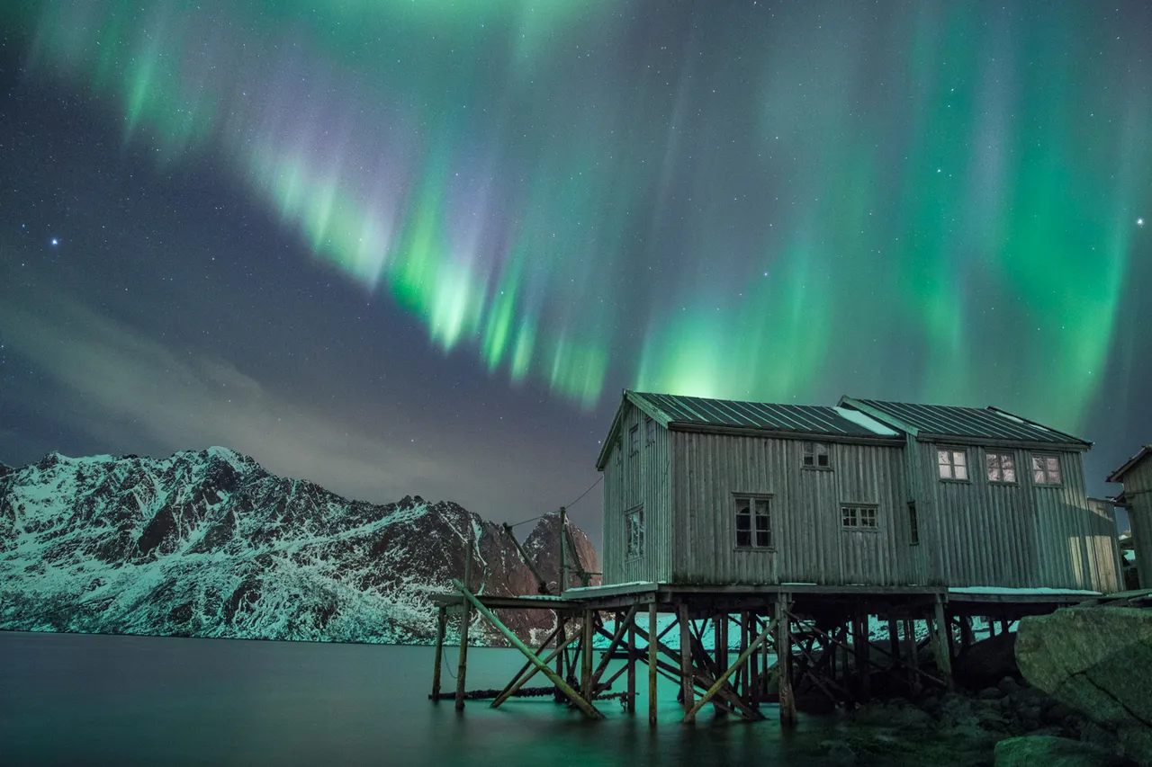 Nothing beats watching the Northern lights at its full power! Canon 24 mm | f/2.8 | 4 sec | ISO 2500