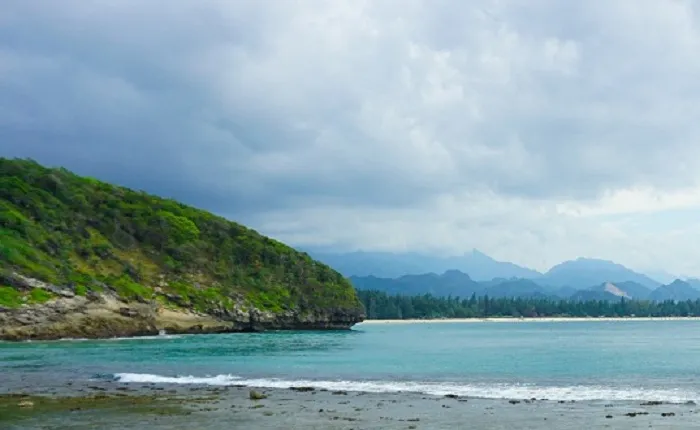 Keindahan Pantai Momong Di Tepi Samudera Hindia