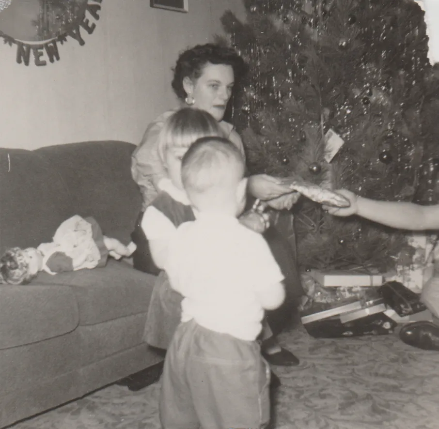 1952-12 - Christmas - Seattle - Morehead Family, Ann Pickett House, Morehead House-5.png