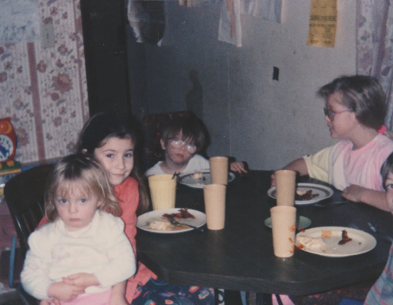 1992-11-01 - dinner table - Katrina, Joey, Katie, Crystal, Ricky, clock on my desk.png