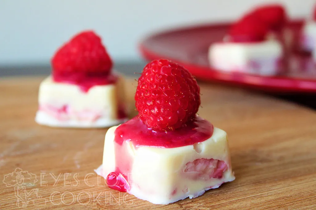 EyesClosedCooking-WhiteChocolateMiniRaspberrryCheesecakes---05.jpg