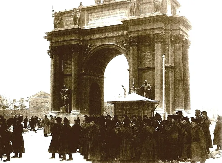 soldiers blocking gate bloody sunday st petersburgh unknown copyright free.jpg