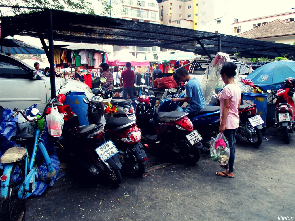 Market Friday entrance mrt sutthisan Bangkok Thailand Weekend fitinfiun.jpg