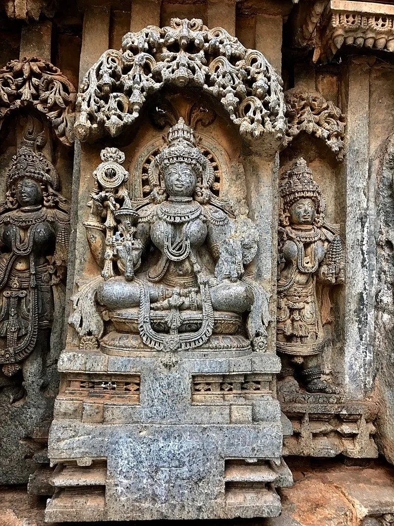 800px-Mohini_avatar_Vishnu,_13th_century_Keshava_temple_Somanathpur.jpg